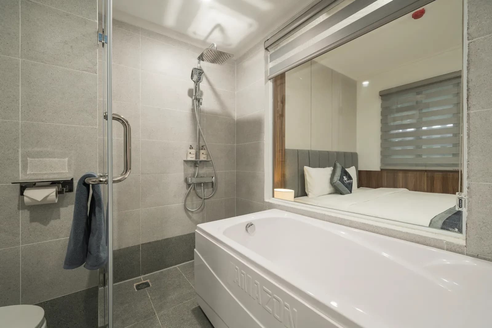 Bồn tắm ngăn kính trong căn hộ Luxury – Narcissus Lê Duẩn, Hà Nội