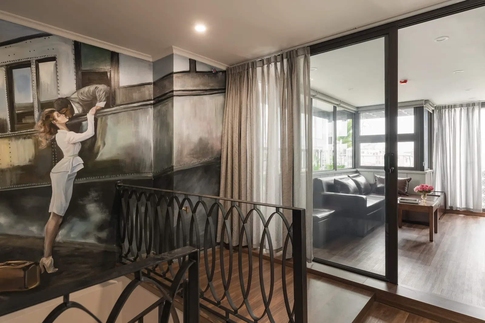 Căn Duplex với tranh tường chủ đề tàu hỏa Hà Nội